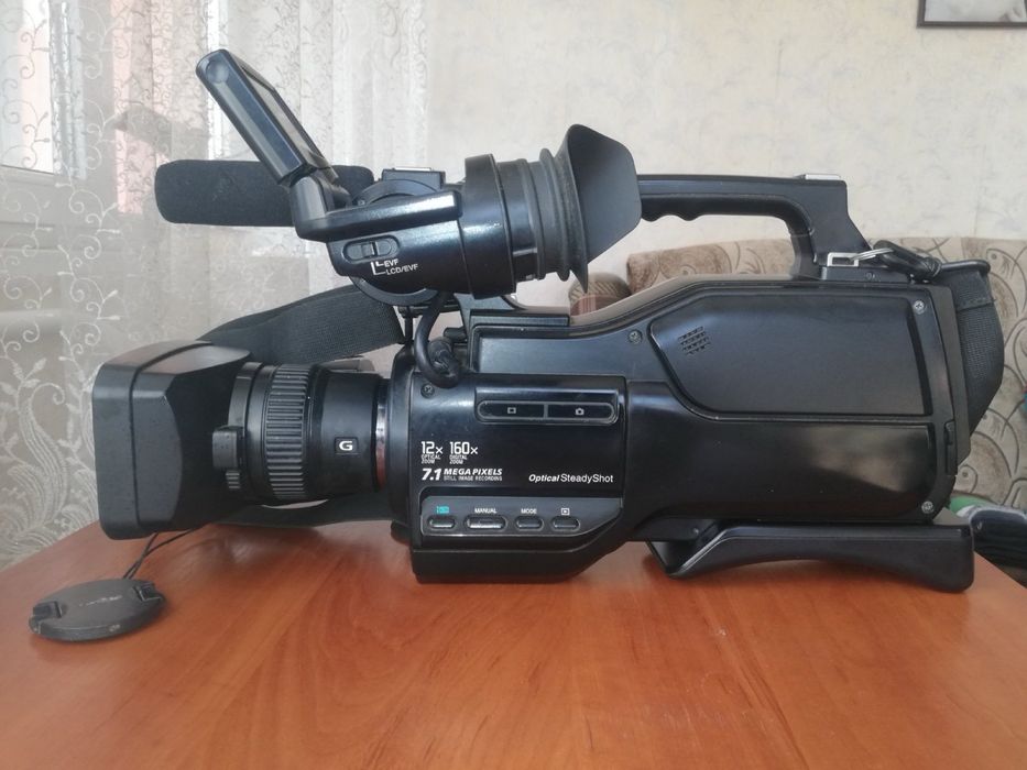 Професійна відеокамера Sony HXR-MC 1500
