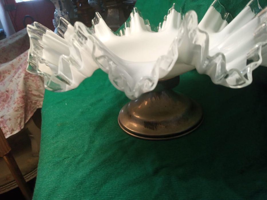 Fruteira com 30 cm de diâmetro em vidro qualhado base em prata águia.