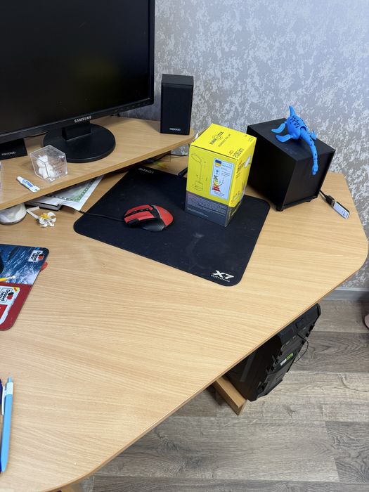 Компʼютерний стіл письмовий стіл