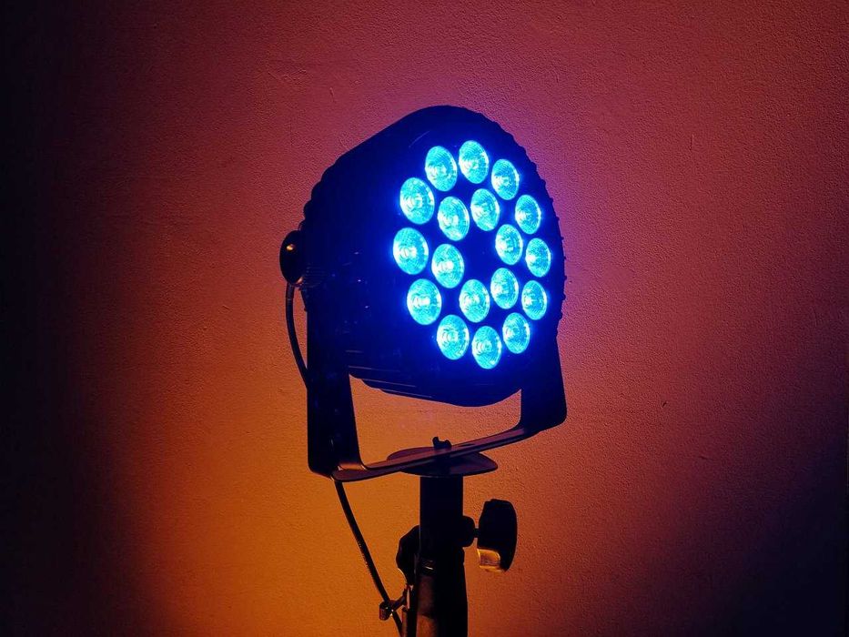Reflektor PAR LED diody 18x18W RGBWA-UV aluminiowy, kontra, tło, kolor