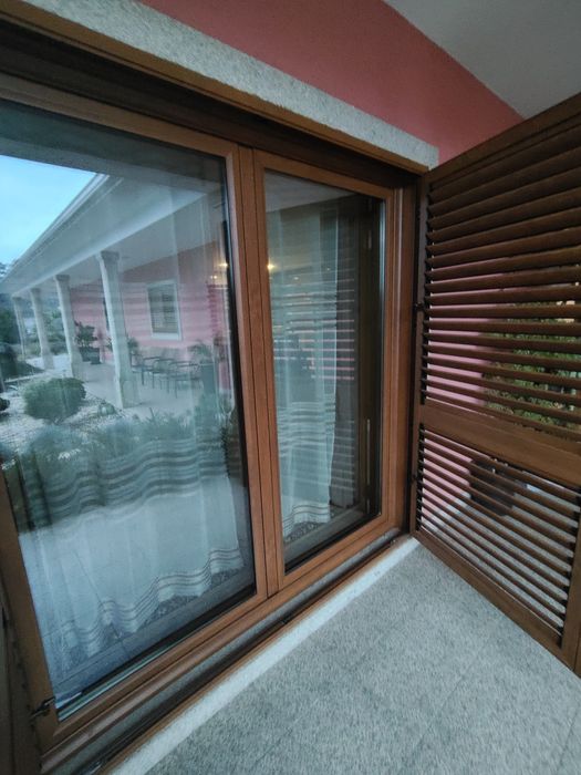 Caixilharia em Alumínio cor madeira