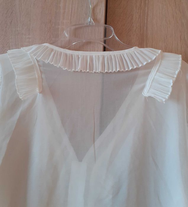 36 38 40 Bluzka z żabotem i plisowanymi rękawami biała przezroczysta