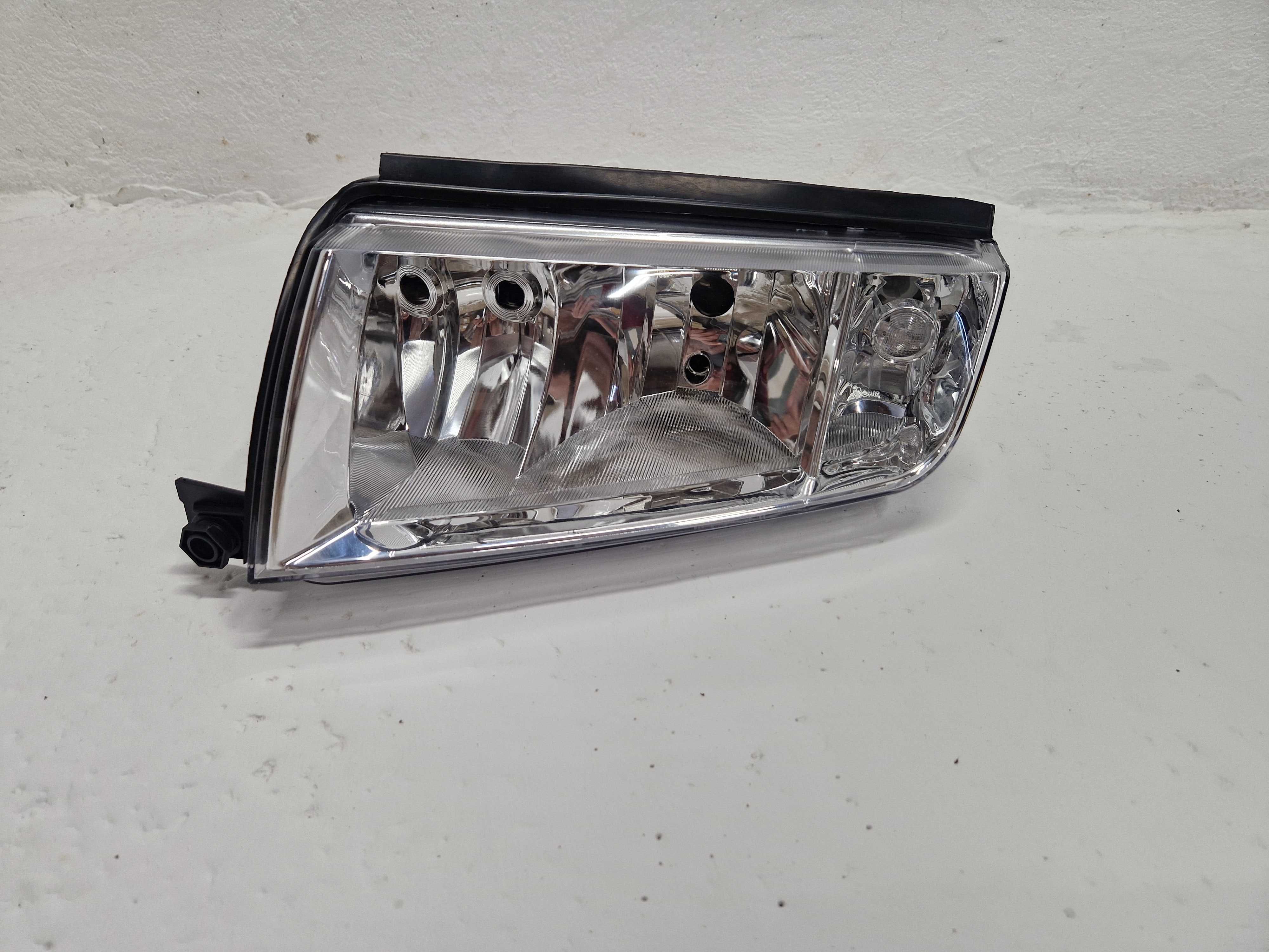 NOWA Przód Lewa Przednia Lampa Reflektor Skoda Fabia I 99-08r Europa