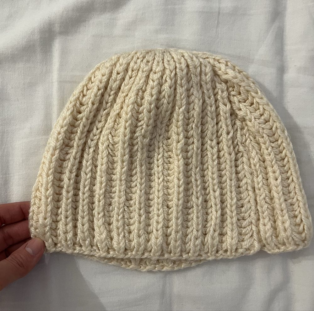 Kremowa czapka na zimę handmade
