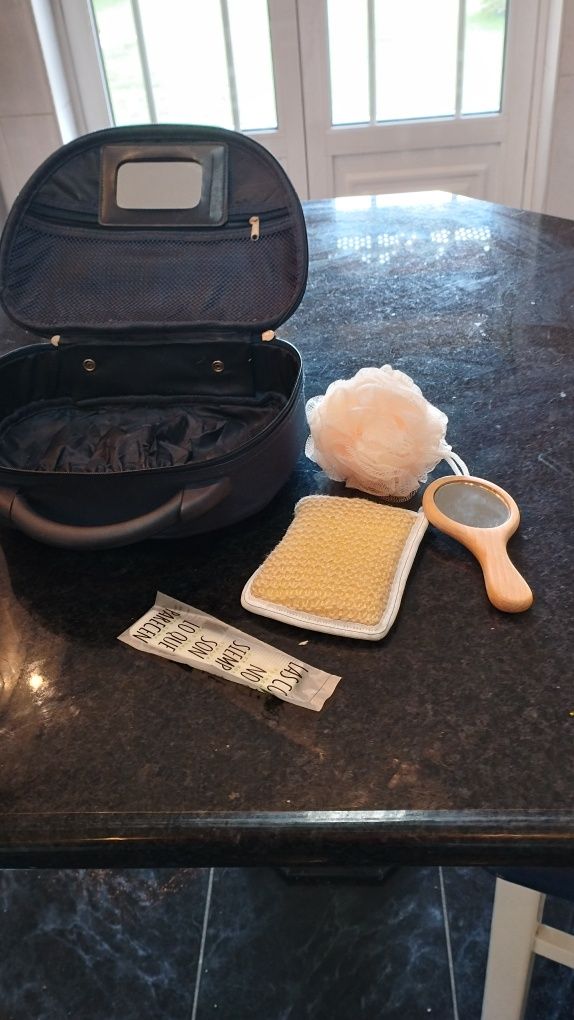 Malinha de viagem com alguns artigos de higiene