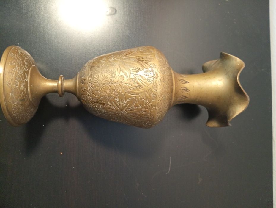 Antigo vaso vintage feito à mão em latão ou bronze  com Borda ondulada