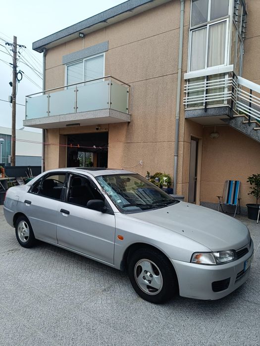 Mitsubishi Lancer 1.3 AC 4P acidentado na lateral