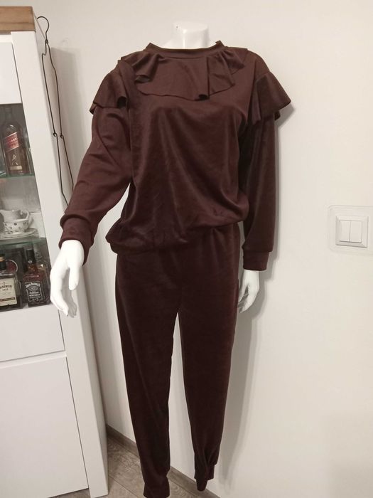 Dres z weluru brązowy zdobiony ,falbany , uniwersalny