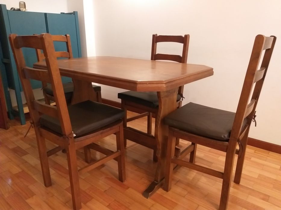 Mesa de madeira com conj. 4 cadeiras
