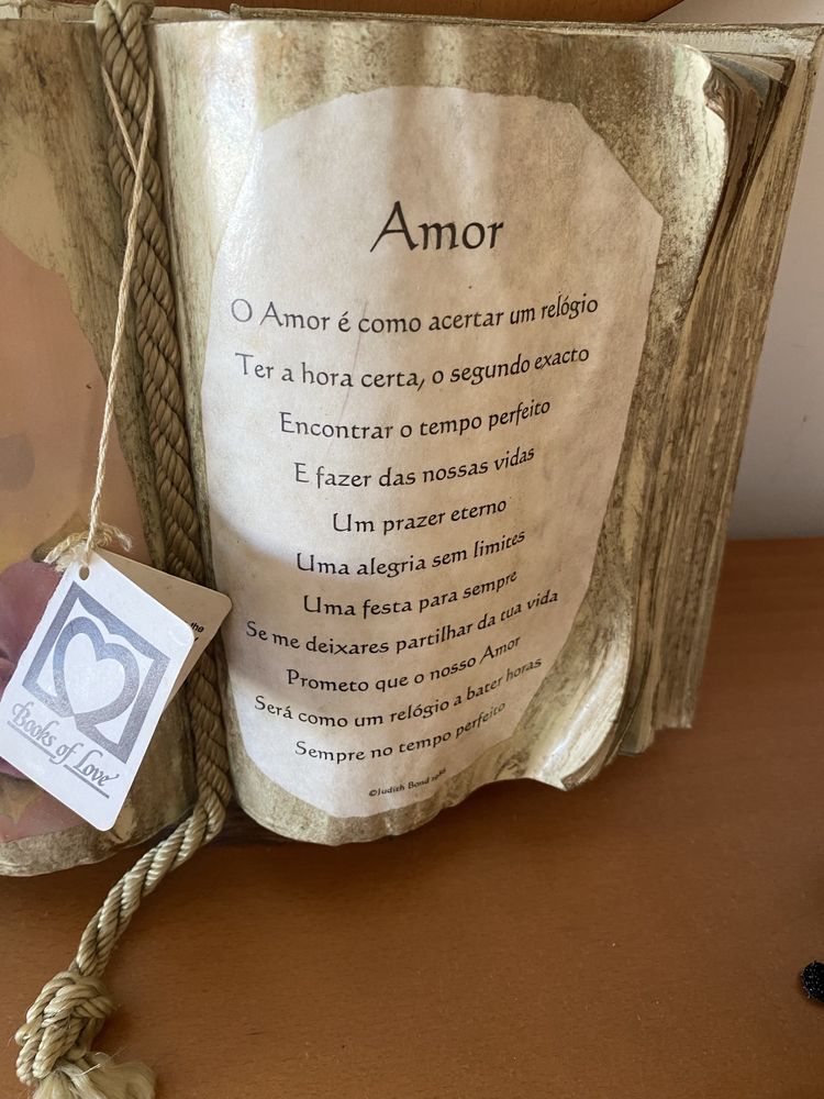 Livro decorativo com suporte