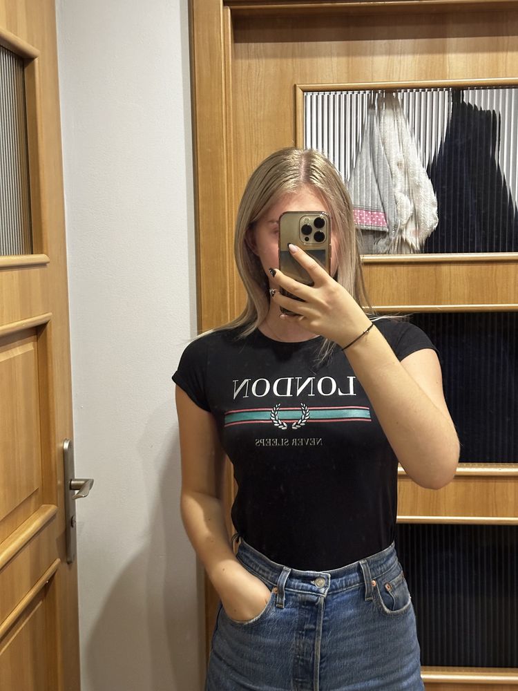 Czarna koszulka z nadrukiem london - sinsay