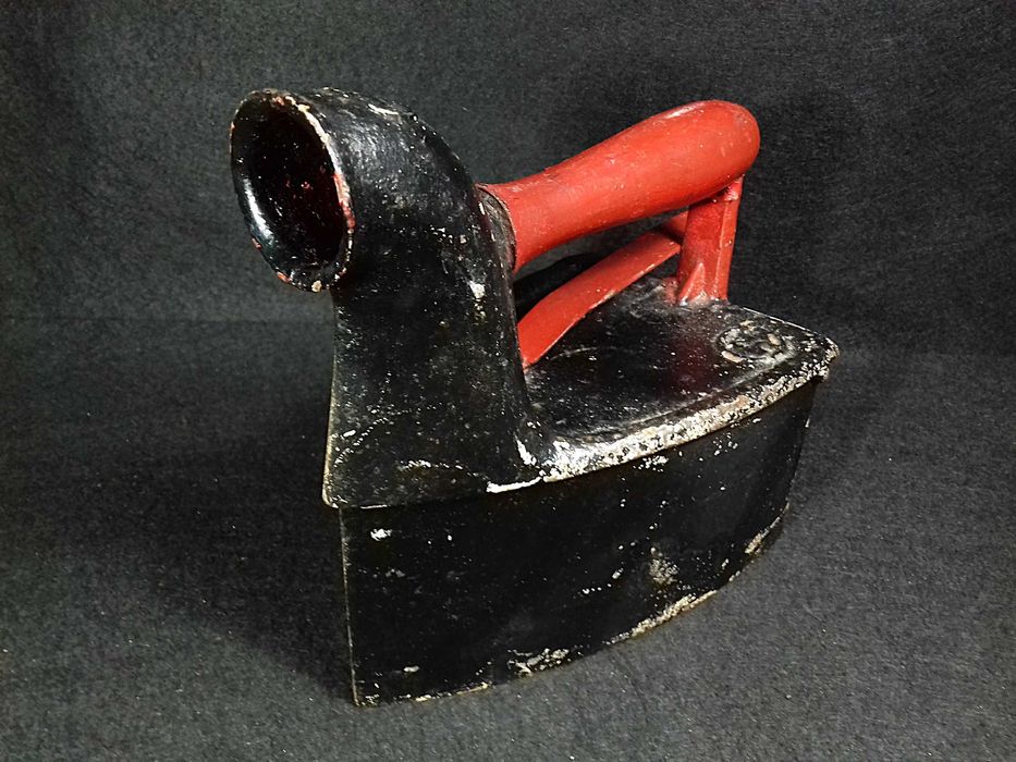 Modelo de Ferro de Engomar antigo, a carvão vegetal!