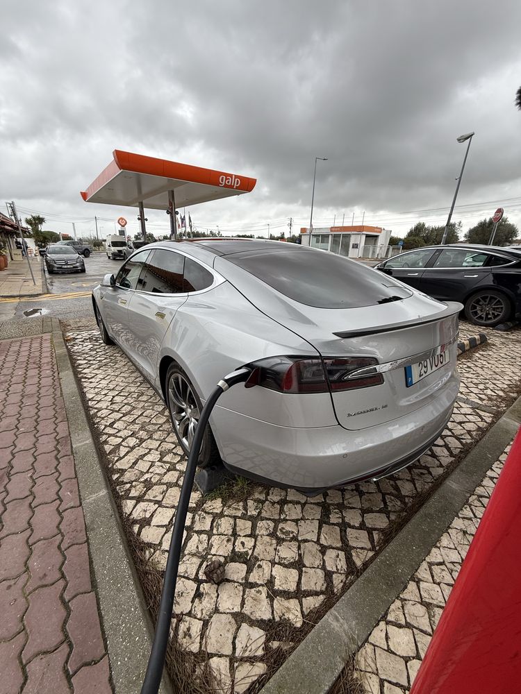 Tesla Model S P85 carregamentos gratuitos