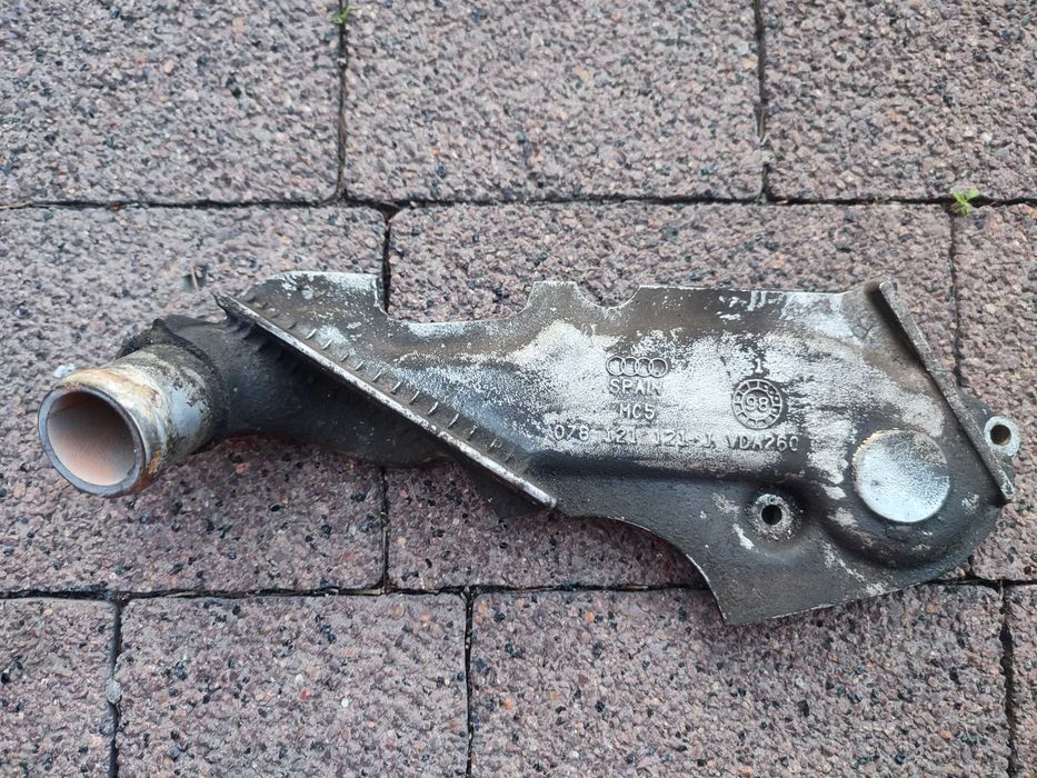 Obudowa Termostatu 078121.121J Audi 2.4 2.7 2.8 V6 VW Passat B5 2.8 V6