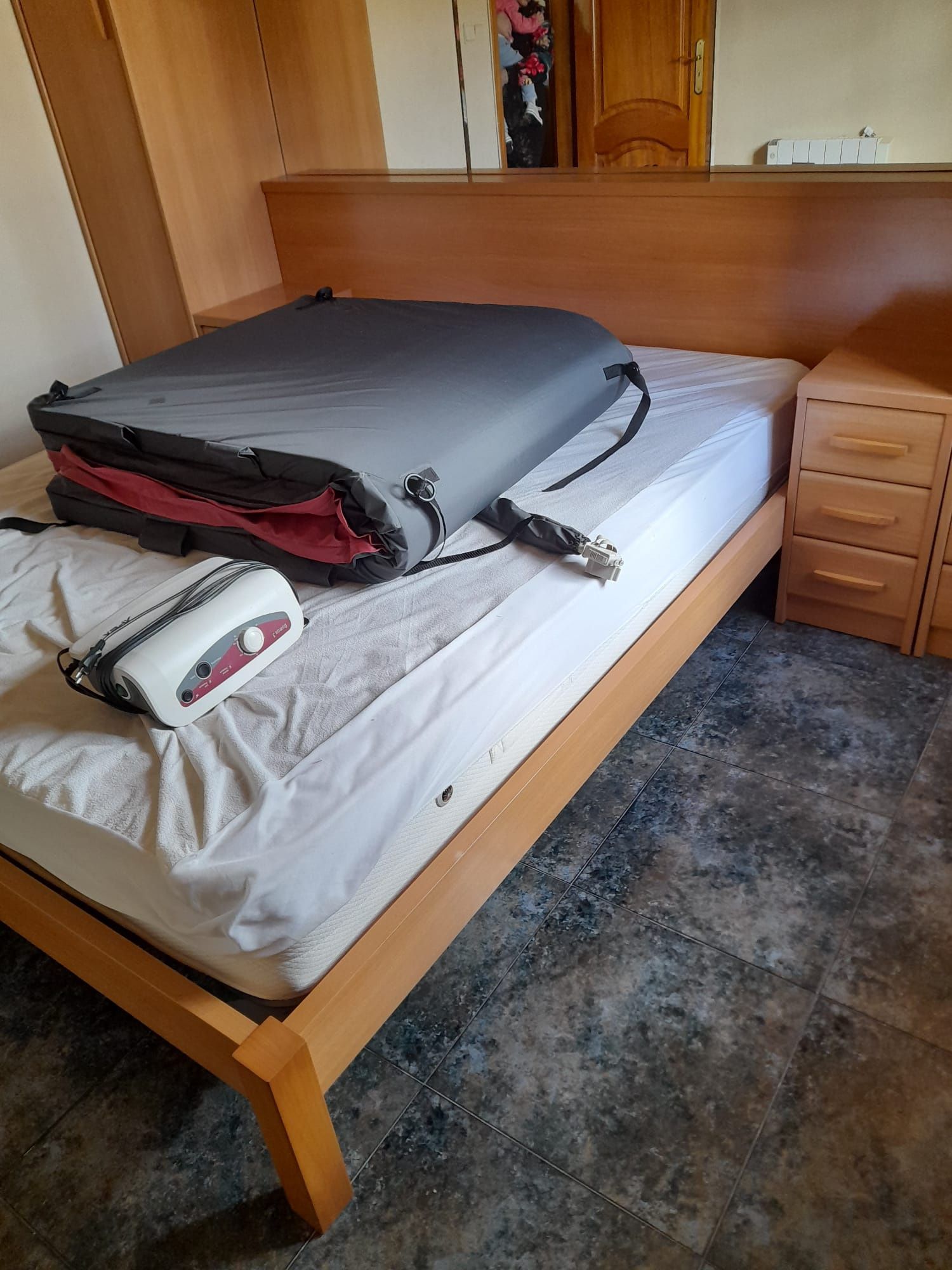 Quarto casal com cama, colchão, roupeiro e mesinhas