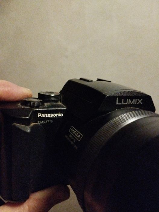 Продаеться lumix  FZ10 leica