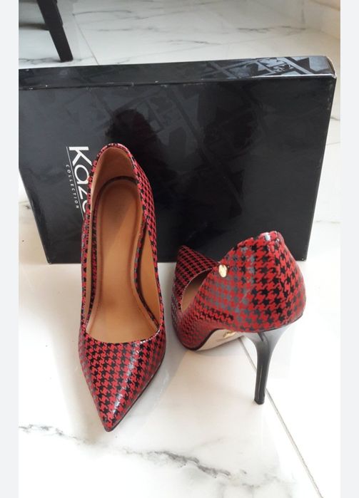 Czerwone czółenka Kazar z motywem pepitki.