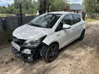 Toyota Yaris Hybryda uszkodzona