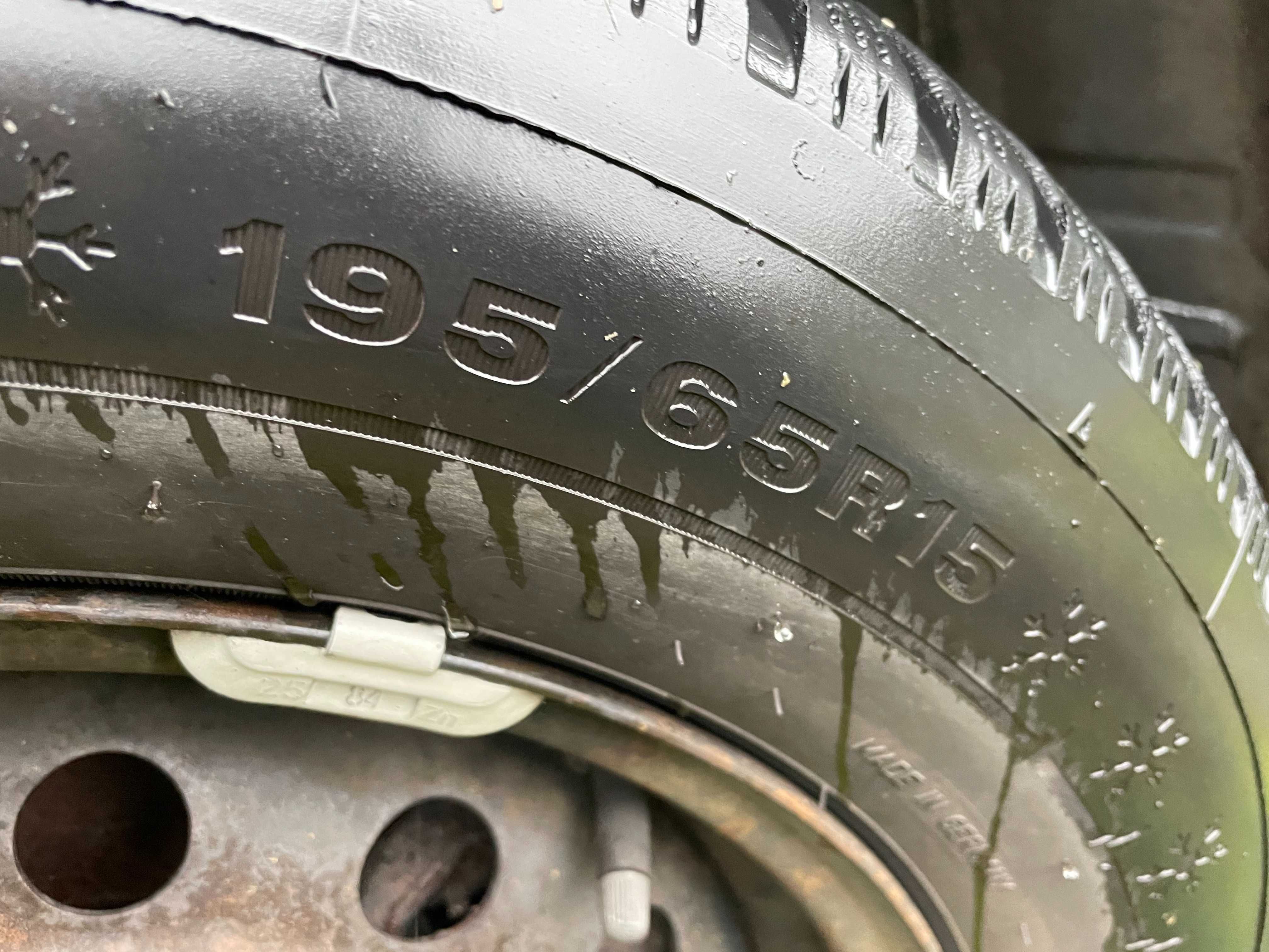 OPONY Zimowe Firmy Dunlop 195/65 R15 stan bdb 9mm 4szt