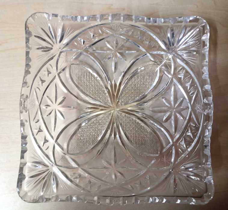 Kryształowa salaterka PRL 
wys 6 x szer 21 x gł 21 cm