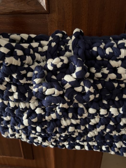 Mala em crochet azul e branca