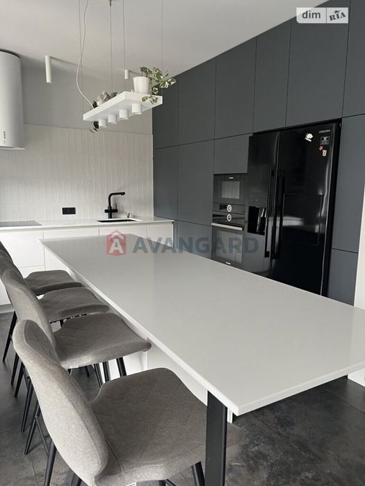 простора трьох кімнатна квартира