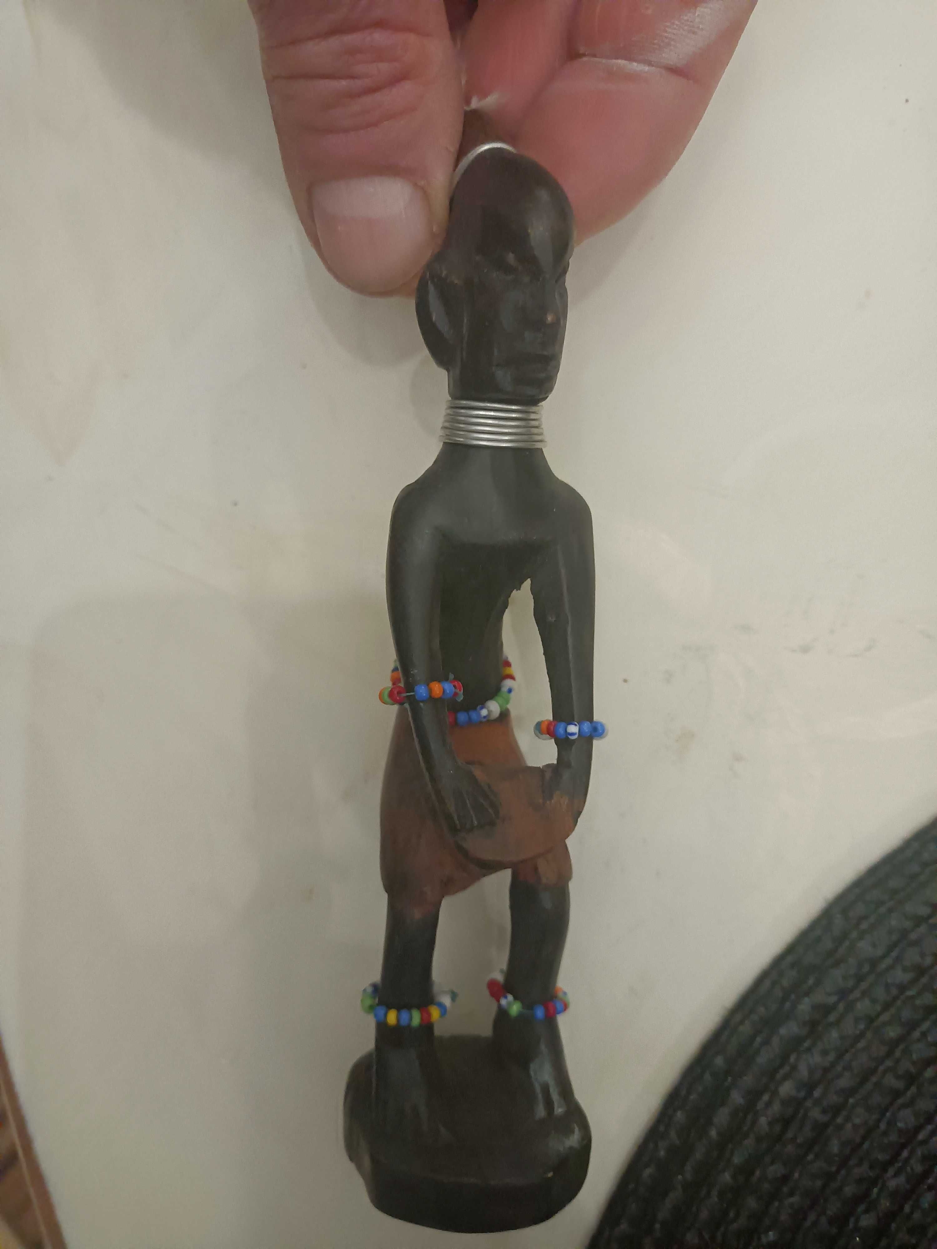 Stara,mała figurka afrykańska z bardzo twardego drewna