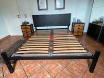 Cama casal e mesas de cabeceira
