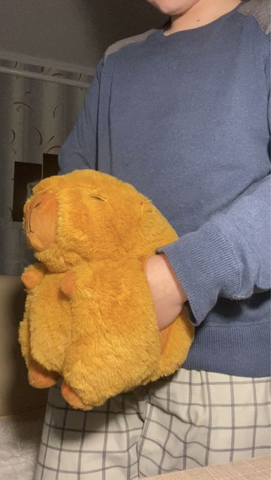 Іграшка мʼяка капібара з кишенями для рук