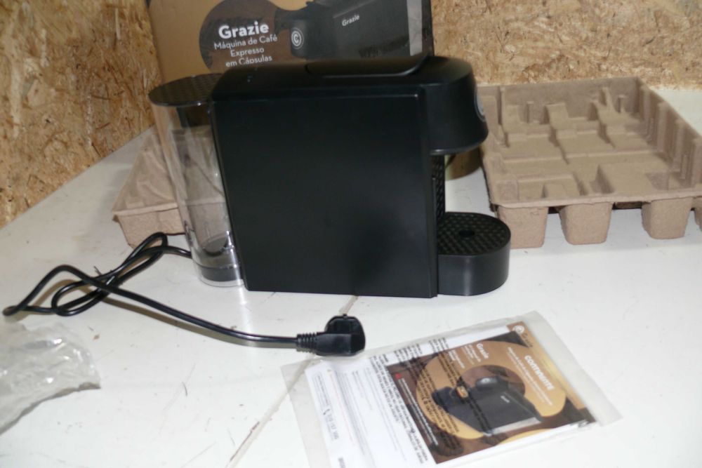 Máquina de Café Cápsulas Sistema Exclusivo Continente Grazie Preta