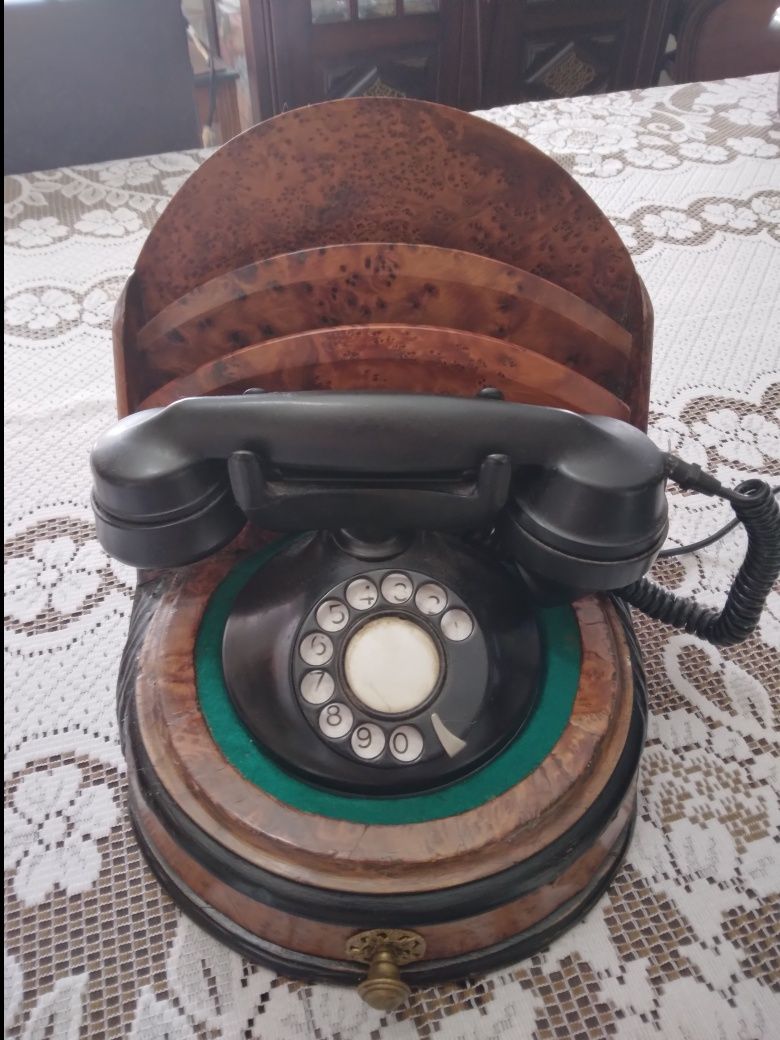 Telefone antigo com expositor