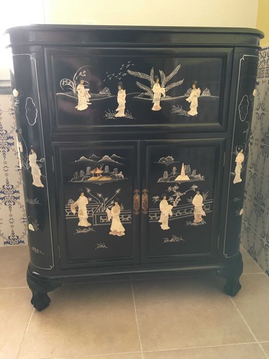 Móvel bar chinês preto em madre perola com gravuras em relevo