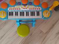 Pianinko z mikrofonem i krzesełkiem