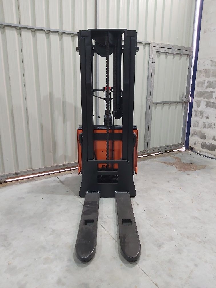Porta-Paletes Elétrico TOYOTA Tipo "Stacker"
