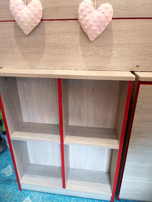 Łóżko piętrowe dla dzieci z biurkiem i meblami