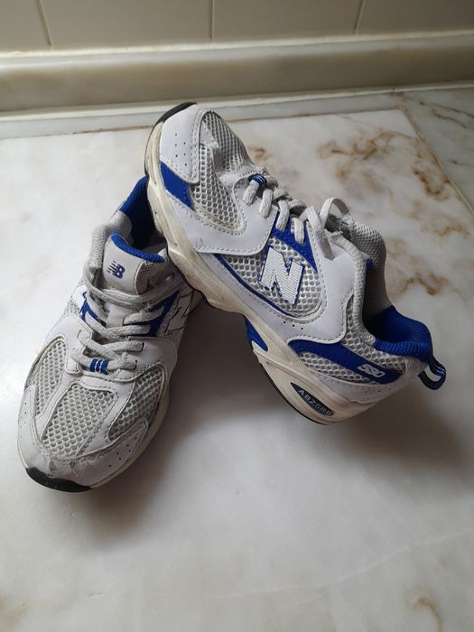 Sapatilhas azul e branca da marca Newbalance,