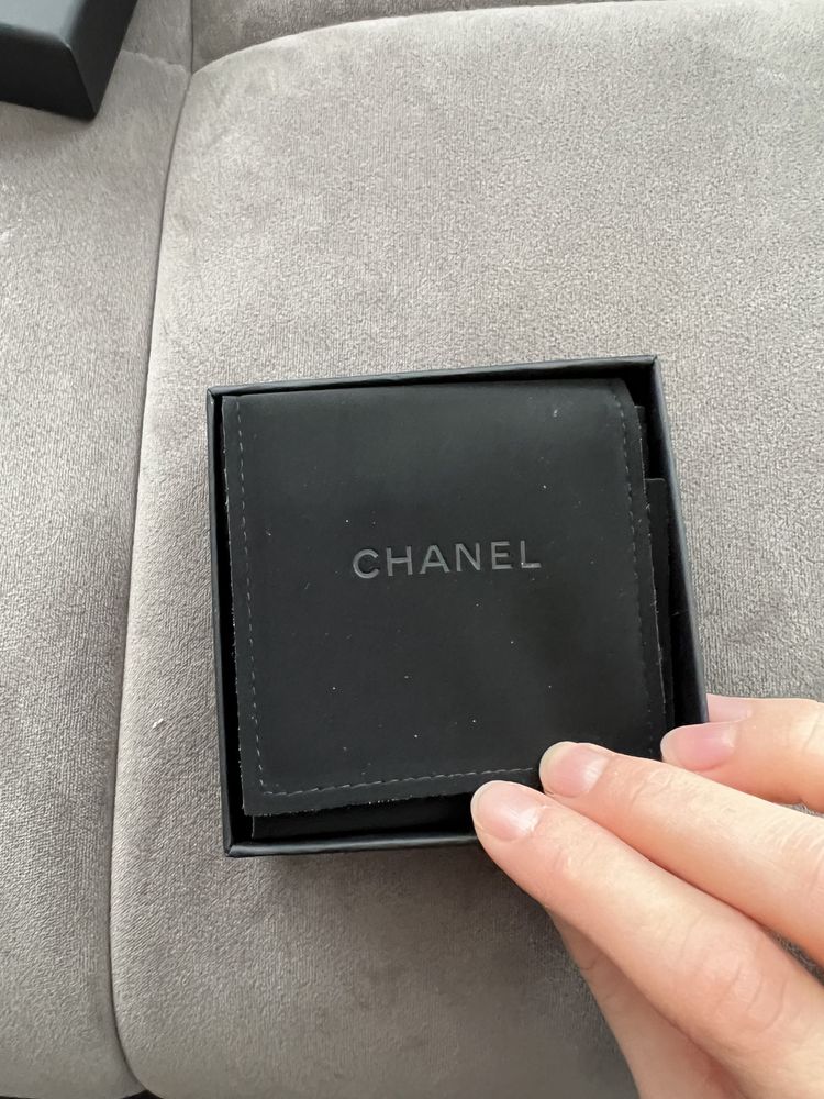 Nowa złota broszka Chanel