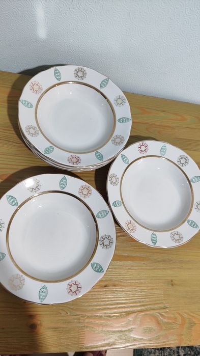 Глибокі тарілки, хрустальна ваза, салатниця, блюдо