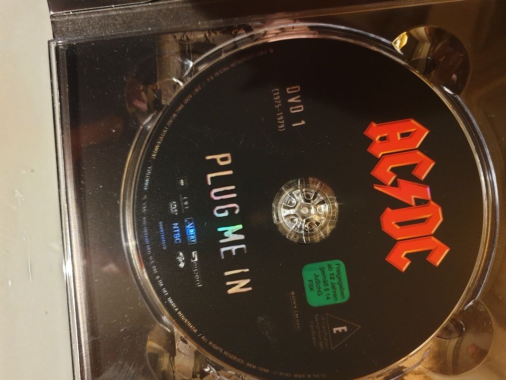 AC/DC -plug me in . Dwie płyty DVD .