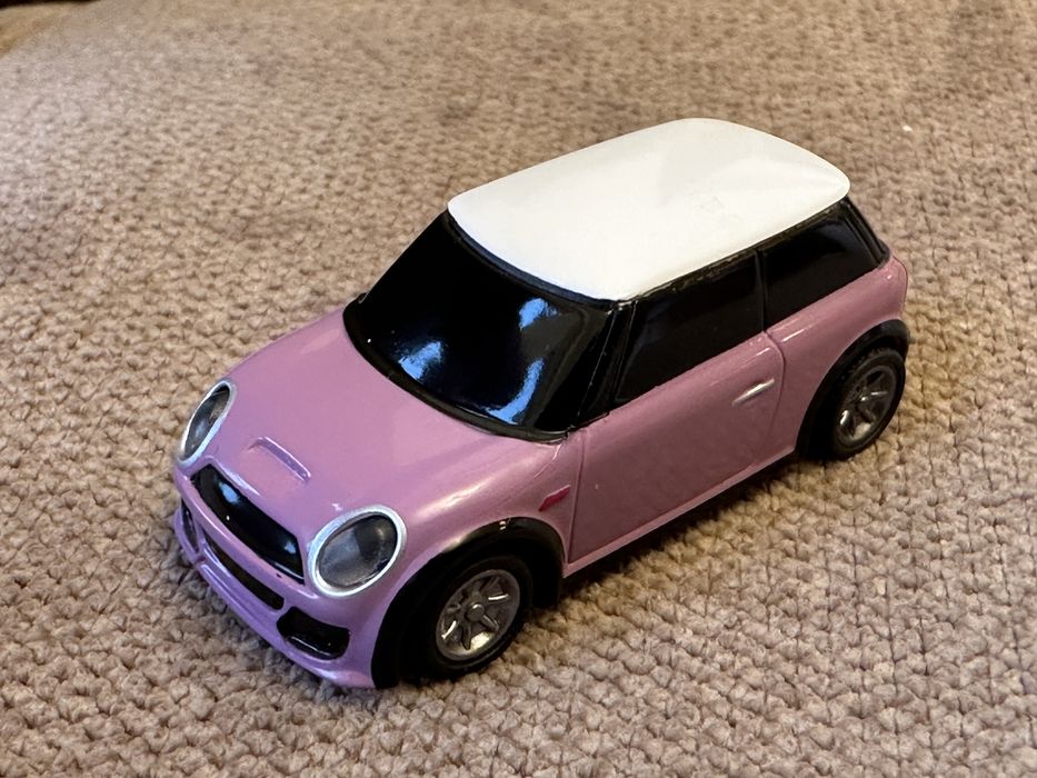 Mikro samochód zdalnie strrowany. Najmniejszy na swiecie.