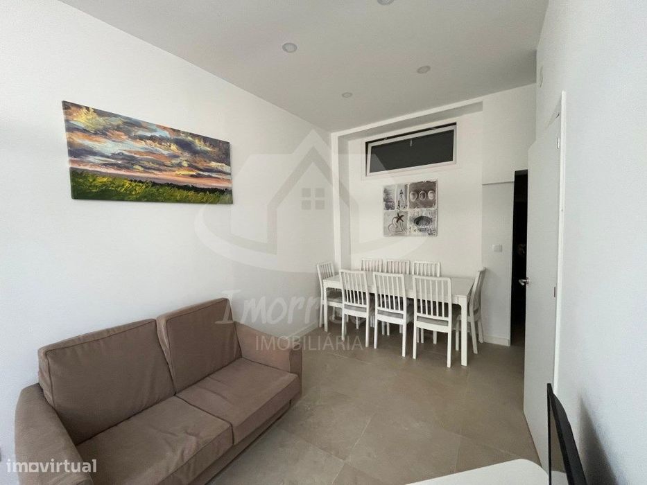 Apartamento T2+1 totalmente remodelado com terraço, localizado em M...