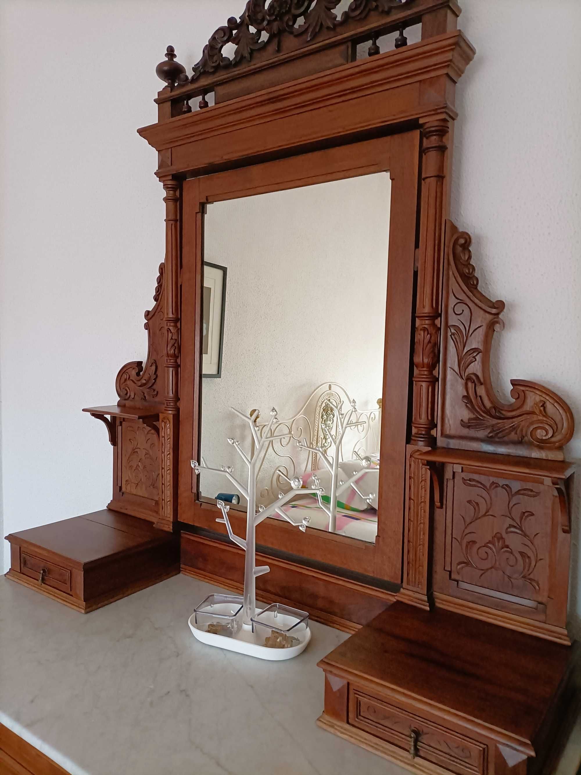 Cómoda antiga com alçado / toucador em bom estado