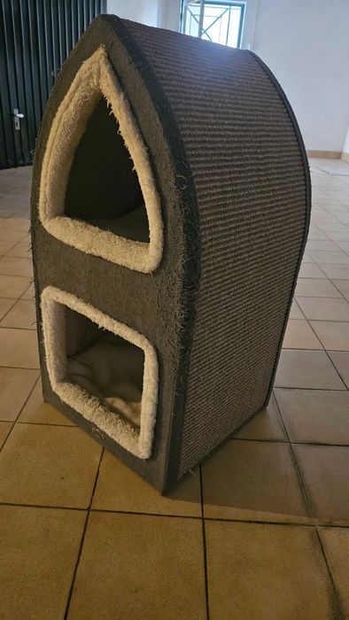 Arranhador e cama para gatos