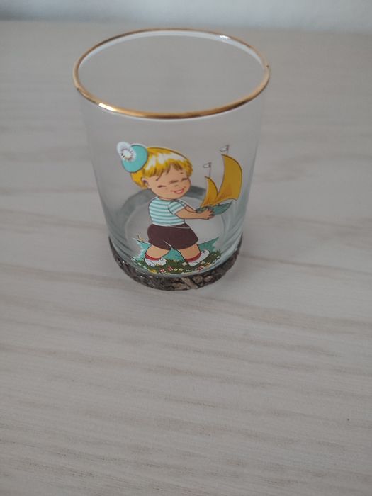 Vendo copo de criança em vidro com aro em prata.