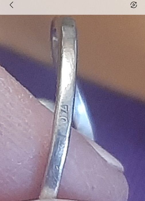 Stary srebrny pierścionek z bursztynem. Rozm. 18