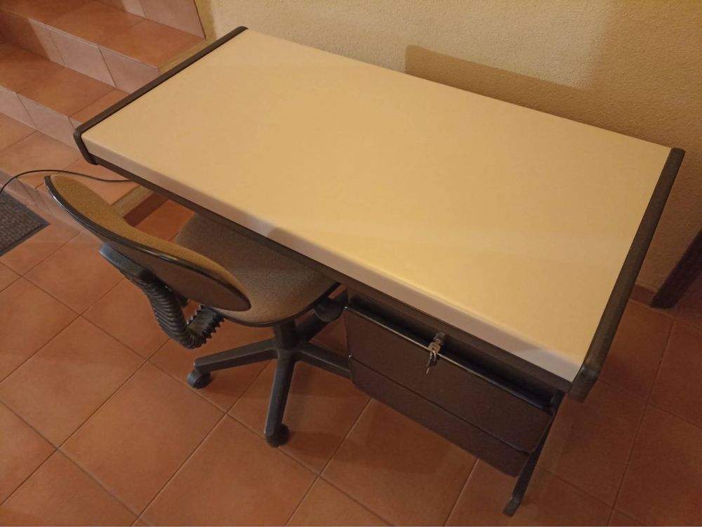 Secretária com módulo de gavetas e cadeira de escritório