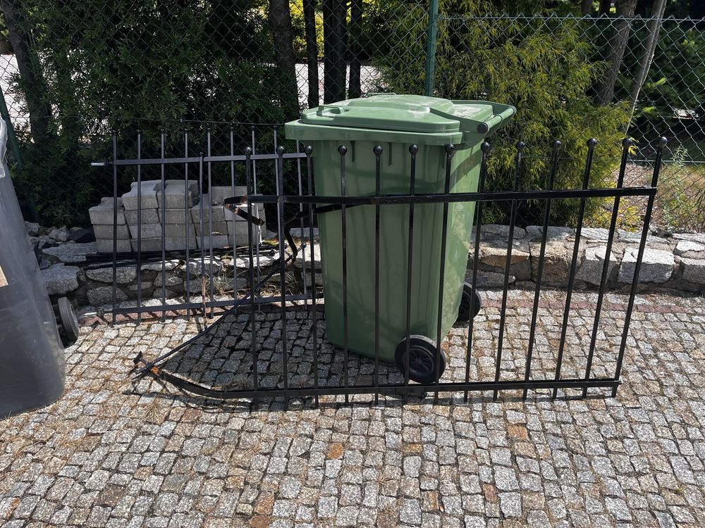 2 uszkodzone czarne płoty