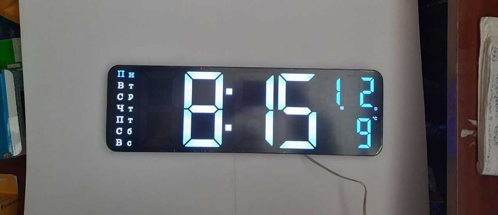 Часы большие с белым свечением