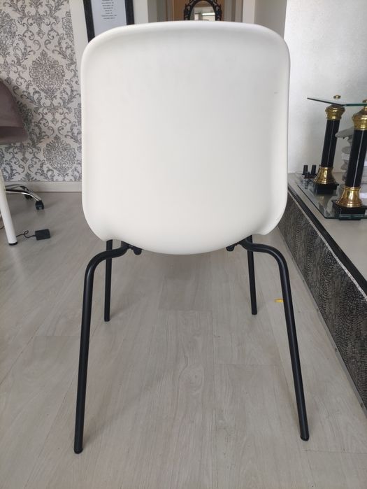 Cadeira branca com pé preto