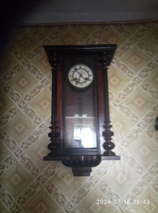 Старинные настенные часы с боем.